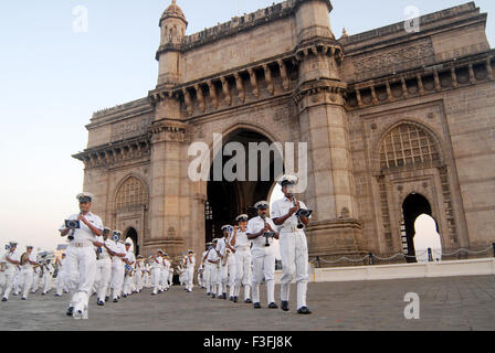 Marina militare indiana banda musicale eseguire battendo il ritiro al Gateway of India a Bombay ora Mumbai; Maharashtra, India Foto Stock