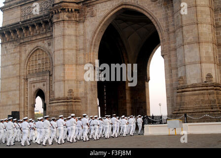 Marina militare indiana banda musicale eseguire battendo il ritiro al Gateway of India a Bombay ora Mumbai; Maharashtra, India Foto Stock