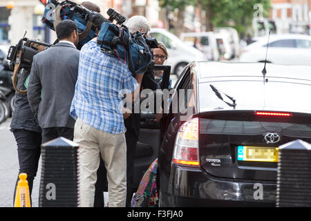 Camila Batmanghelidjh essendo assaliti da news Le troupe mentre allontanarsi dalla BBC News Studios dopo aver discusso il crollo della sua azienda per Bambini i bambini di carità. Dotato di: Camila Batmanghelidjh dove: Londra, Regno Unito quando: 06 Ago 2015 Foto Stock