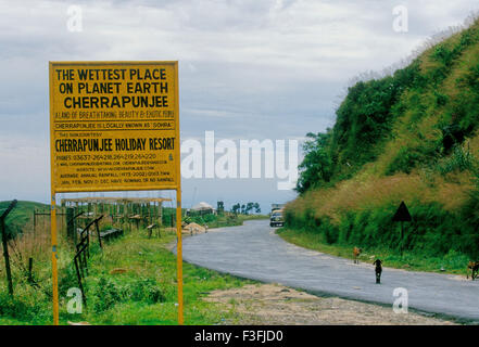 Cherrapunji ; Cherrapunjee ; cartello con il nome del luogo più umido del mondo sulla terra del pianeta ; Sohra ; Churra ; Shillong ; East Khasi Hills ; Meghalaya ; India ; Asia Foto Stock