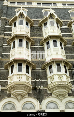 Balcone ad angolo del vecchio Taj Hotel al Gateway of India Chatrapati Shivaji Udyan Apollo Bunde Mumbai Maharashtra ; India ; un Foto Stock