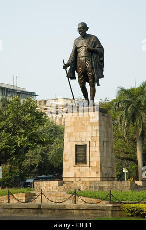 Statua in bronzo del Mahatma Gandhi ; Mohandas Karamchand Gandhi noto anche come bapu (padre della nazione) Sachivalaya a Mumbai Foto Stock