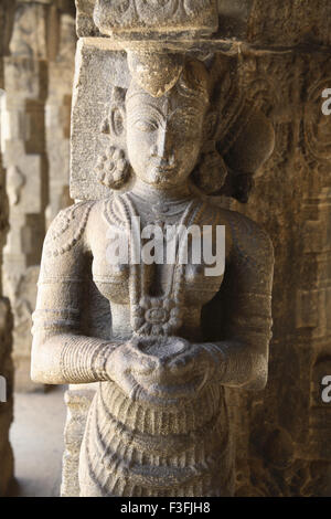 Statuette intagliate che trasportano lampade ; pilastri intagliati Nataksala pilastri in granito massiccio Padmanabhapuram Wood Palace Tamil Nadu india scultura in rilievo in legno indiano, sculture in rilievo in legno, sculture in rilievo, sculture in legno, sculture in legno, sculture in legno Foto Stock