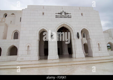 White esterno in pietra della Royal Opera House di Shati Al-Qurm, Muscat Oman Foto Stock