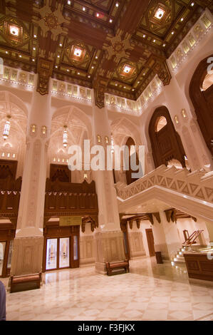 Lobby con alti archi e un ornato soffitto in legno nella Royal Opera House di Shati Al-Qurm, Muscat Oman Foto Stock