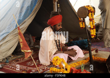 Un naga sadhu dall'Juna Akadha presso il suo campo durante la Ardh Kumbh Mela ; ; ; India Foto Stock