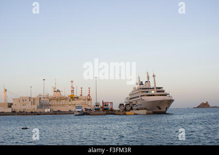 Il Sultan's yacht nel porto di Muscat nel Sultanato di Oman, una cassetta di sicurezza e accogliente golfo membro destinazione di vacanza Foto Stock