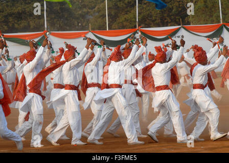 Ballerini eseguono all annuale della polizia di Mumbai Tattoo show ; Bombay ora Mumbai ; Maharashtra ; India Foto Stock