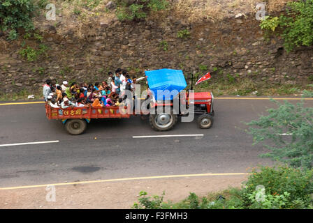 Trattore ; modalità di trasporto sulle regioni collinose Champaner Pavagadh ; quartiere Panchmahals ; nello Stato di Gujarat ; India ; Asia Foto Stock