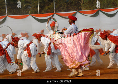 Ballerini eseguono all annuale della polizia di Mumbai Tattoo show ; Bombay ora Mumbai ; Maharashtra ; India Foto Stock