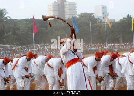 Ballerini eseguono all annuale della polizia di Mumbai Tattoo show ; Bombay ora Mumbai ; Maharashtra ; India Foto Stock