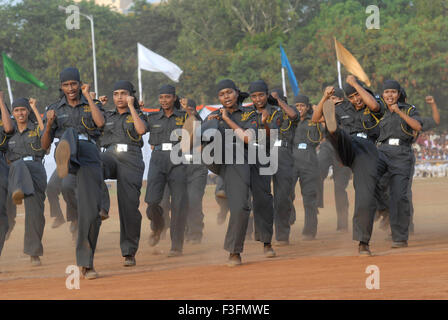 Donne commandos dimostrare la loro abilità di Karate annuale della polizia di Mumbai Tattoo show al Parco Shivaji Mumbai Foto Stock