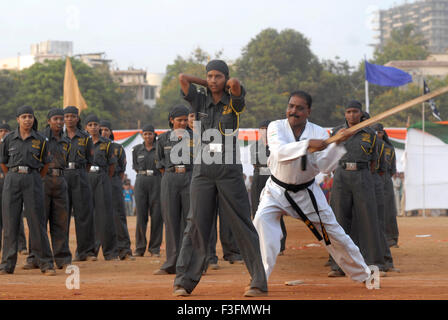 Donne commandos dimostrare la loro abilità di Karate annuale della polizia di Mumbai Tattoo show Parco Shivaji Mumbai Foto Stock