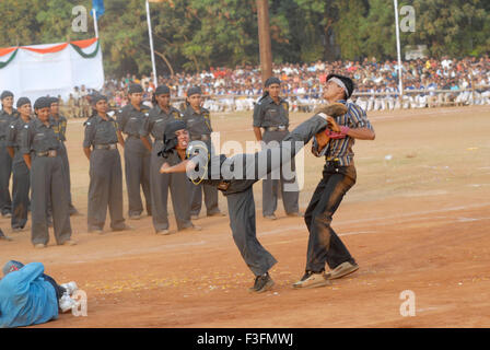 Donne commandos dimostrare la loro abilità di Karate durante l annuale della polizia di Mumbai Tattoo show al Parco Shivaji Mumbai Foto Stock