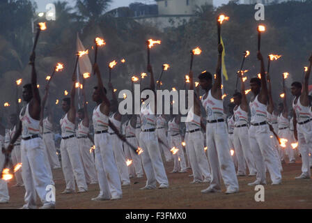 Ballerini eseguono con torce durante l annuale della polizia di Mumbai Tattoo show a Bombay ora Mumbai ; Maharashtra ; India Foto Stock