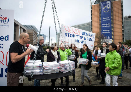 Bruxelles, BXL, Belgio. Il 7 ottobre, 2015. Protesta contro TTIP ( gli scambi e gli investimenti transatlantici Partnership ) nella parte anteriore della sede centrale della Commissione europea di Bruxelles in Belgio su 07.10.2015 una petizione firmata da tre milioni di persone contro le relazioni commerciali UE-USA deal è stato consegnato alla Commissione europea da Wiktor Dabkowski Credito: Wiktor Dabkowski/ZUMA filo/Alamy Live News Foto Stock