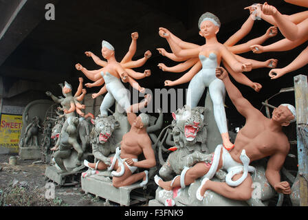 Durga incompleta idoli con demon rendendo a Kumartuli ; Calcutta ; Bengala Occidentale ; India Foto Stock