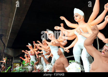 Durga incompleta idoli con demon rendendo a Kumartuli ; Calcutta ; Bengala Occidentale ; India Foto Stock