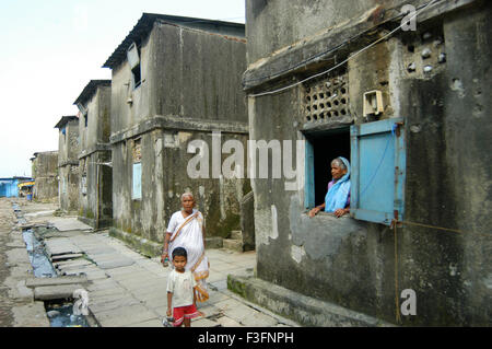 Soggiorno residenti nella struttura fatiscente di transito camp a Colonia Ramabai a Ghatkopar Oriente ; Mumbai Bombay Foto Stock