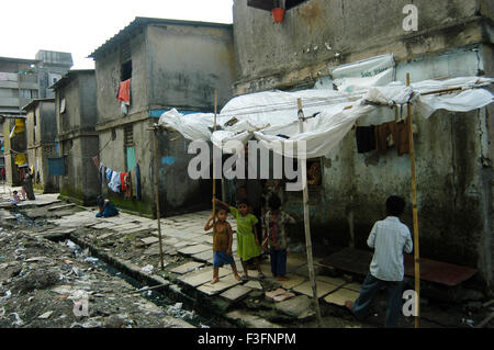 Soggiorno residenti nella struttura fatiscente di transito camp a Colonia Ramabai a Ghatkopar Oriente ; Mumbai Bombay Foto Stock