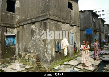 Soggiorno residenti nella struttura fatiscente di transito camp a Colonia Ramabai a Ghatkopar Oriente ; Mumbai Bombay Foto Stock