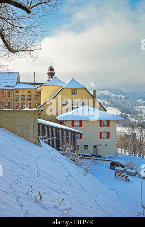 Villaggio Svizzero di Gruyeres, un importante località turistica nella valle superiore del fiume Saane, e dà il suo nome al ben noto formaggio gruviera Foto Stock