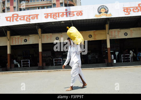 Porta passeggero bagagli scendete a nello Stato di Maharashtra trasporti su strada Corporation localmente ST deposito autobus a Kurla Mumbai Foto Stock