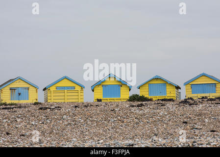 Vista della spiaggia di capanne sulla spiaggia di Rustington, East Sussex, Regno Unito. Foto Stock