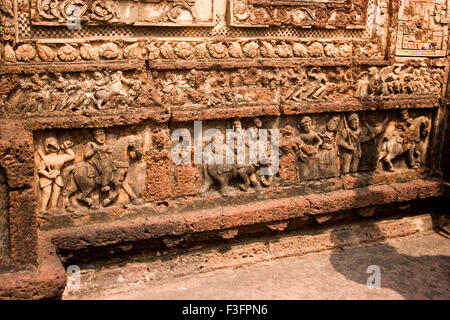 Motivi decorativi geometrici e floreali epics puranic scena Radhashyam tempio costruito righello Jagat Malla Bishnupur Foto Stock