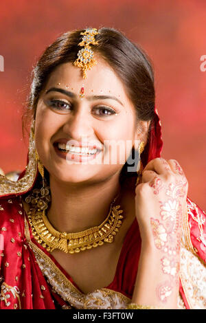 Ritratto di sposa indiano nel tradizionale indossando per matrimonio cerimonia signor#729 D Foto Stock
