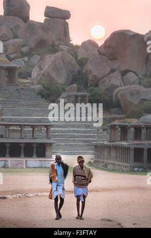 Hampi è un villaggio nel nord del Karnataka stato dell India, sulle rive del fiume Tungabhadra ed entro le rovine di Vijayanagara, Foto Stock