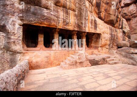 Roccia buddista tagliare grotta presso Badami ; Bagalkot , Karnataka ; India - dmk 148768 Foto Stock