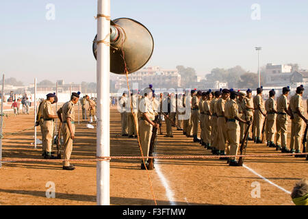 Il giorno della Repubblica di polizia permanente di marzo con le pistole ; India Foto Stock