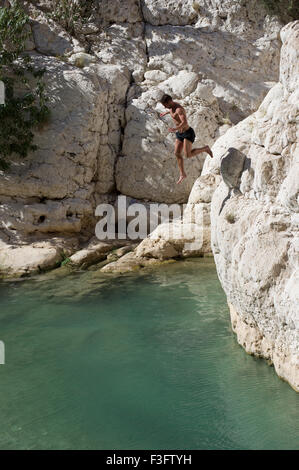 Wadi Fusc, una formazione naturale di rocce e crystal clear pool che lo rendono un popolare escursione di un giorno o di destinazione di vacanza. Foto Stock