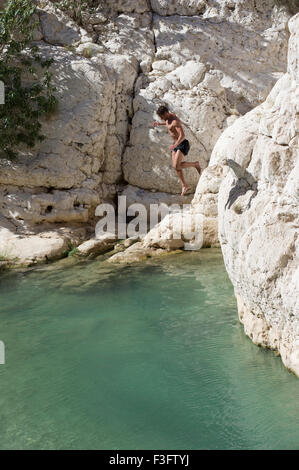 Wadi Fusc, una formazione naturale di rocce e crystal clear pool che lo rendono un popolare escursione di un giorno o di destinazione di vacanza. Foto Stock