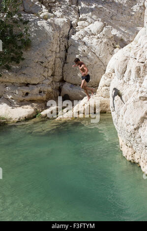 Wadi Fusc, una formazione naturale di rocce e crystal clear pool che lo rendono un popolare escursione di un giorno o di destinazione di vacanza. Foto Stock