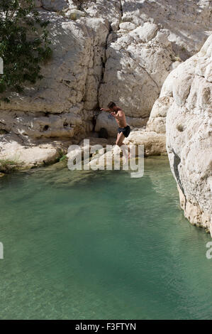 Wadi Fusc, una formazione naturale di rocce e crystal clear pool che lo rendono un popolare escursione di un giorno o di destinazione di vacanza. Foto Stock