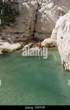 Wadi Fusc, una formazione naturale di rocce e crystal clear pool che lo rendono un popolare escursione di un giorno o di destinazione di vacanza. Foto Stock