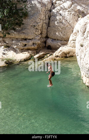 Wadi Fusc, una formazione naturale di rocce e crystal clear pool che lo rendono un popolare escursione di un giorno o di destinazione di vacanza. Foto Stock