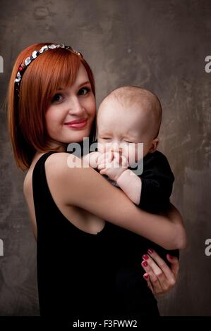 Bella redhead donna con il suo bambino. Foto Stock