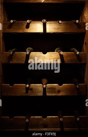 Archiviate le bottiglie di vino. Foto Stock