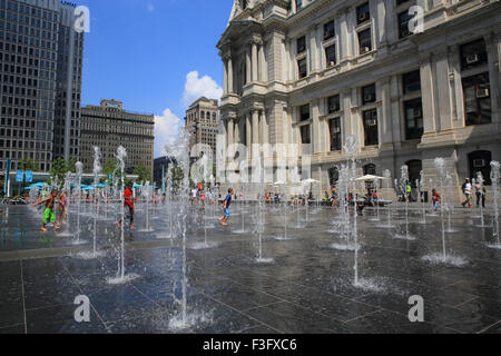 Bambini che giocano con le fontane di Dilworth Plaza di fronte al Municipio, a Philadelphia, Pennslyvania Foto Stock