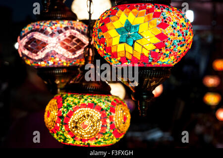 Bellissimo mosaico colourful lanterne sulla strada del mercato Foto Stock