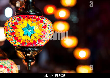 Bellissimo mosaico colourful lanterne sulla strada del mercato Foto Stock