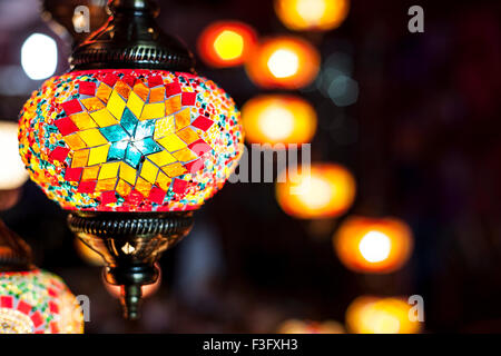 Bellissimo mosaico colourful lanterne sulla strada del mercato Foto Stock