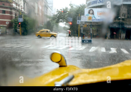 Ambassador taxi giallo in pioggia ; Calcutta ; Kolkata ; Bengala Occidentale ; India ; Asia Foto Stock
