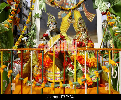 Krishna celebrazione di compleanno carnevale scena raffigurante Krishna con Radha idoli nel carrello Jabalpur Foto Stock