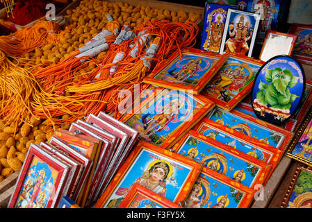 Curcuma e gli dèi di foto in negozio ; Swamimalai ; Tamil Nadu ; India Foto Stock