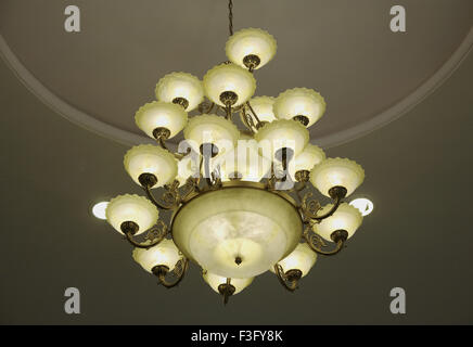 Lampadario con più lampade pendenti dal soffitto Foto Stock