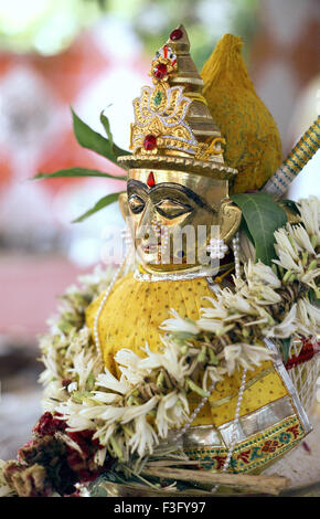 Close up della dea Mahalaxmi statua in oro cerimonia religiosa del sud indiane Foto Stock